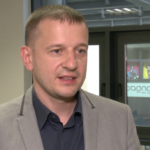 Wybierając szkołę językową, powinniśmy sprawdzić jej uprawnienia i kwalifikacje nauczycieli. Znaczenie ma też sposób rekrutacji