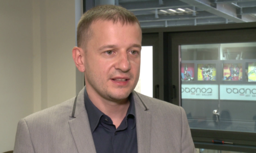 Wybierając szkołę językową, powinniśmy sprawdzić jej uprawnienia i kwalifikacje nauczycieli. Znaczenie ma też sposób rekrutacji