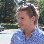 Adam Adamonis będzie pomagać kobietom, które padły ofiarą przemocy domowej