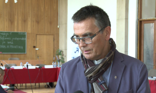 Eksperci krytykują zbyt szybkie tempo przygotowania rządowego podręcznika, brak możliwości wyboru i wytykają jego błędy merytoryczne