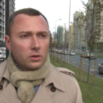 Elementy odblaskowe są obowiązkowe po zmroku w terenie niezabudowanym. Siedmiokrotnie zwiększają widoczność pieszego