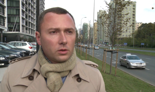 Elementy odblaskowe są obowiązkowe po zmroku w terenie niezabudowanym. Siedmiokrotnie zwiększają widoczność pieszego