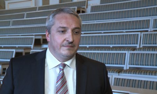 Polacy niechętnie kupują nowe książki i rzadko odwiedzają biblioteki. Ponad 40 proc. w ubiegłym roku przeczytało zaledwie jedną pozycję
