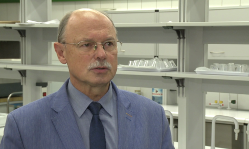 Produkty z długim terminem przydatności do spożycia nie muszą zawierać konserwantów. Producenci stosują inne metody