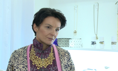 Biżuteria podkreślająca świąteczno-sylwestrowe stylizacje powinna być oryginalna. Zamiast błysku i przepychu lepiej postawić na niebanalne zestawienia
