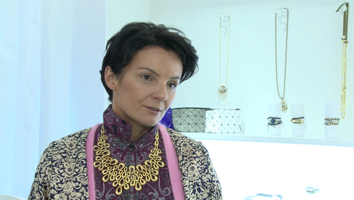 Biżuteria podkreślająca świąteczno-sylwestrowe stylizacje powinna być oryginalna. Zamiast błysku i przepychu lepiej postawić na niebanalne zestawienia