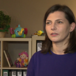 Listę rzeczy na świąteczny wyjazd z dzieckiem warto kilka razy zweryfikować i ograniczyć do niezbędnego minimum
