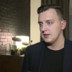 Ceglana ściana tworzy klimat loftowy i industrialny. Może być alternatywą dla tapet i wykończeń gipsowych