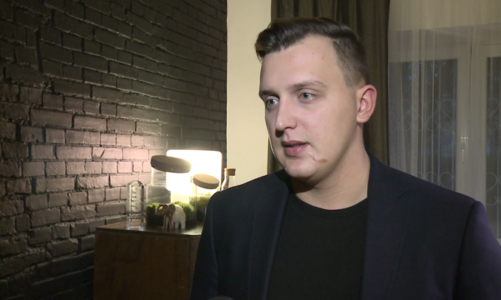 Ceglana ściana tworzy klimat loftowy i industrialny. Może być alternatywą dla tapet i wykończeń gipsowych