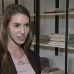 Przedpokój można wizualnie powiększyć. Najlepiej sprawdzają się jasne szafy, duże lustra i fototapety