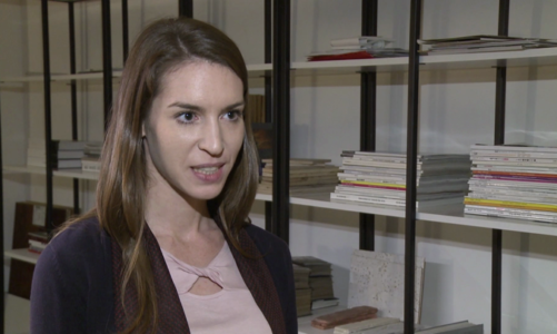 Przedpokój można wizualnie powiększyć. Najlepiej sprawdzają się jasne szafy, duże lustra i fototapety