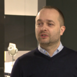 Wysokość łóżka ma bardzo duże znaczenie dla komfortu i higieny snu. Materac powinien się znajdować 40 – 50 cm nad ziemią