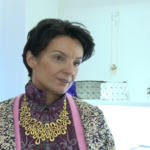 Biżuteria powinna być dopasowana do charakteru pracy. Nie może być krzykliwa, zbyt kolorowa ani tandetna