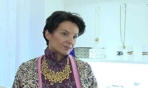 Biżuteria powinna być dopasowana do charakteru pracy. Nie może być krzykliwa, zbyt kolorowa ani tandetna