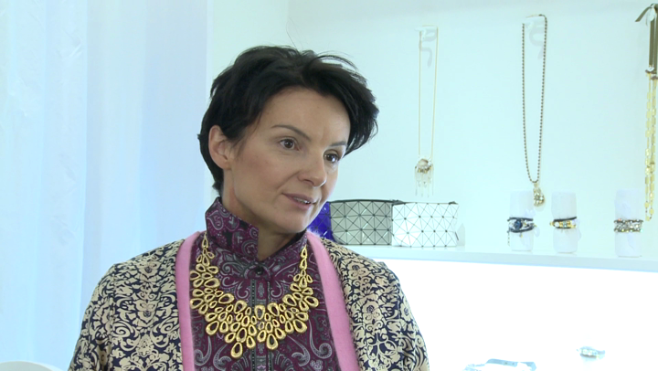 Biżuteria powinna być dopasowana do charakteru pracy. Nie może być krzykliwa, zbyt kolorowa ani tandetna