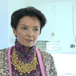 Masywna i kolorowa biżuteria przestaje być modna. W nadchodzącym sezonie dominować będą delikatne wzory