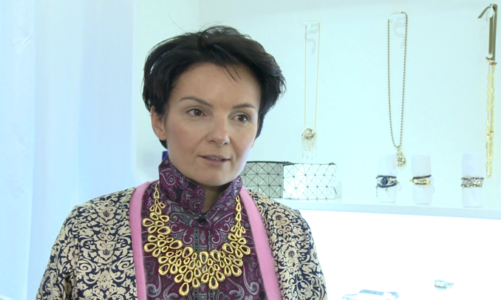 Masywna i kolorowa biżuteria przestaje być modna. W nadchodzącym sezonie dominować będą delikatne wzory