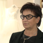 Koronki, odkryte ramiona lub nogi, czerń w połączeniu z bielą – to najważniejsze trendy w modzie ślubnej na 2016 rok