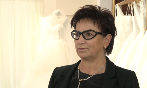 Koronki, odkryte ramiona lub nogi, czerń w połączeniu z bielą – to najważniejsze trendy w modzie ślubnej na 2016 rok