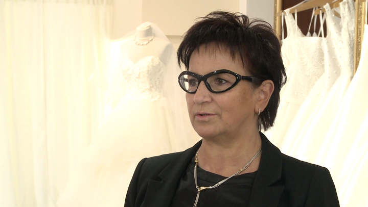 Koronki, odkryte ramiona lub nogi, czerń w połączeniu z bielą – to najważniejsze trendy w modzie ślubnej na 2016 rok
