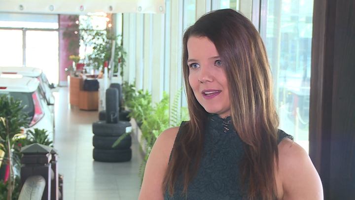 Joanna Jabłczyńska będzie jeździć niebieską Toyotą C-HR. Uważa, że to przeznaczenie