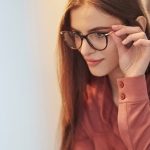 Okulary na Dzień Kobiet. Jakie kolory i kształty najchętniej wybierają Polki?