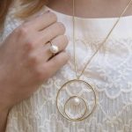 Perły – symbol ponadczasowej elegancji. Jak je nosić?