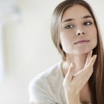 Jesienne problemy z trądzikiem, jak im zaradzić?