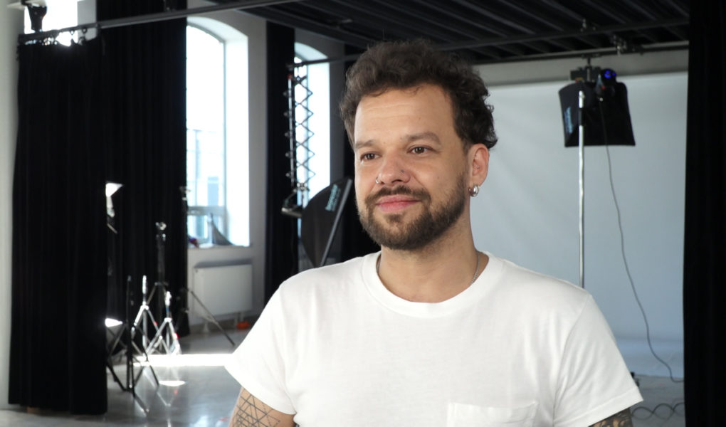 Michał Piróg: Nienawidziłem kręconych włosów, więc przez 20 lat prostowałem je keratyną. Teraz stwierdziłem, że zaryzykuję