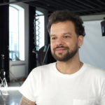Michał Piróg: Nienawidziłem kręconych włosów, więc przez 20 lat prostowałem je keratyną. Teraz stwierdziłem, że zaryzykuję