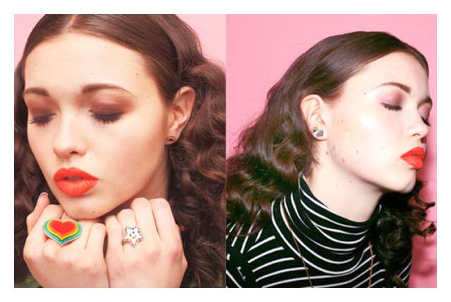 naszyjniki ze znakami zodiaków, pierścionki nawiązujące do symboli religijnych