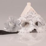 biała-maska-z-kwiatem12 Prezenty GLAM karnawał