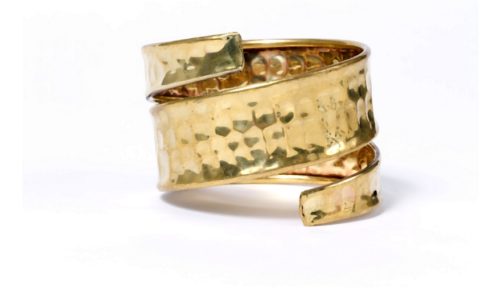 Biżuteria na lato bransoletki z barwnych koralików, indiańskie frędzle i wyszywane wzory