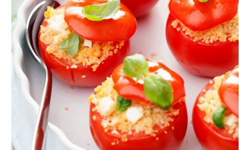 Przepis na karnawałowe przyjęcie: Pomidory nadziewane kuskusem i sosem serowym