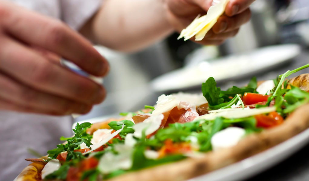 Pizza złota czyli przepis na pyszną pizzę! Jadalne złoto, homar marynowany w koniaku, kawior i szkocki łosoś. Międzynarodowy Dzień Pizzy!