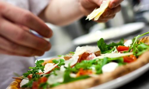 Pizza złota czyli przepis na pyszną pizzę! Jadalne złoto, homar marynowany w koniaku, kawior i szkocki łosoś. Międzynarodowy Dzień Pizzy!