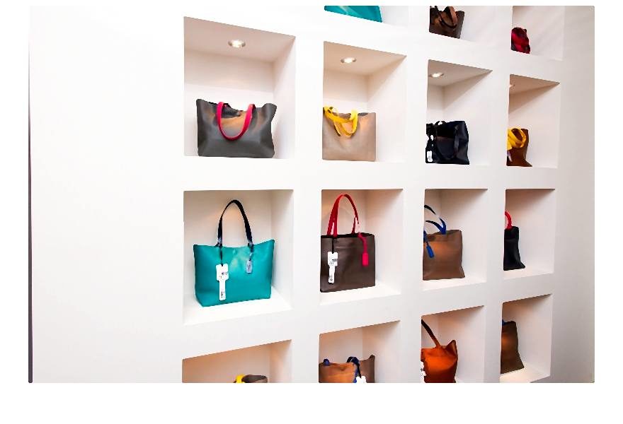 Shoppery w stonowanych barwach, małe torebki na łańcuszku oraz składane kopertówki