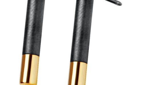 Srebro kontrastuje tu z rodowaną czernią i złoceniami