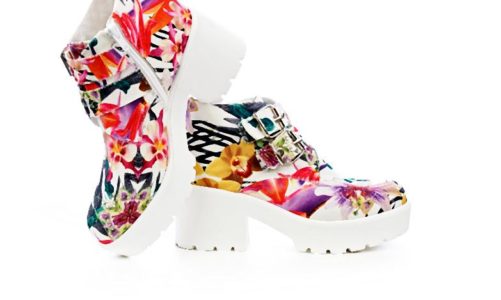 Materiał z pięknymi, florystycznymi printami przywodzi na nauka baśniowy krajobraz Włoch.