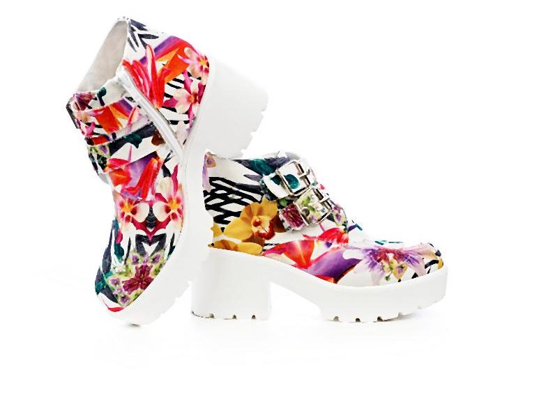 Materiał z pięknymi, florystycznymi printami przywodzi na nauka baśniowy krajobraz Włoch.