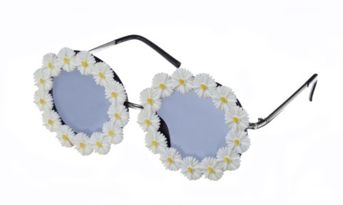 Uroku casualowej stylizacji doda ponadczasowy must-have na każde wakacje