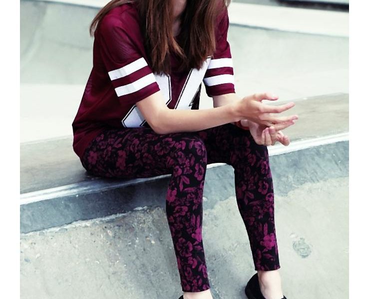 Szkocka krata, napisy i drobne printy – styl rebel każdej jesieni powraca na ulice niczym bumerang