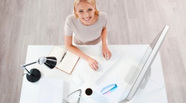 Czy praca w biurze wpływa na urodę?