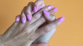 Chroń dłonie, aby uniknąć plam