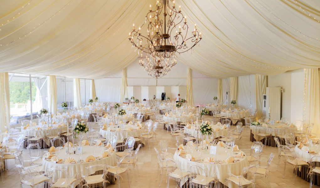 Duże przyjęcie weselne z klasą ” pięć najnowszych trendów