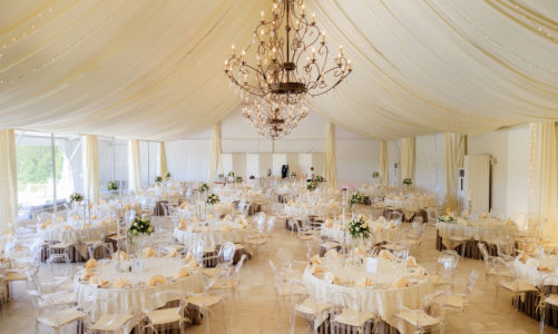 Duże przyjęcie weselne z klasą ” pięć najnowszych trendów