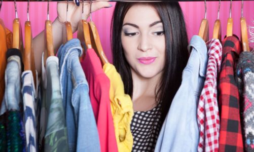 Porządki w garderobie, czyli przygotuj szafę na ciepłe dni