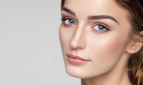 PRZEBARWIENIA, NACZYNKA, ROZSZERZONE PORY… ROZPRAW SIĘ Z NIMI RAZ NA ZAWSZE!