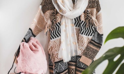 Kolorowa garderoba na szare dni