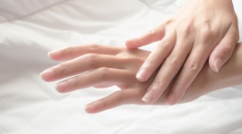 JAK WALCZYĆ Z EFEKTAMI STARZENIA SIĘ DŁONI?